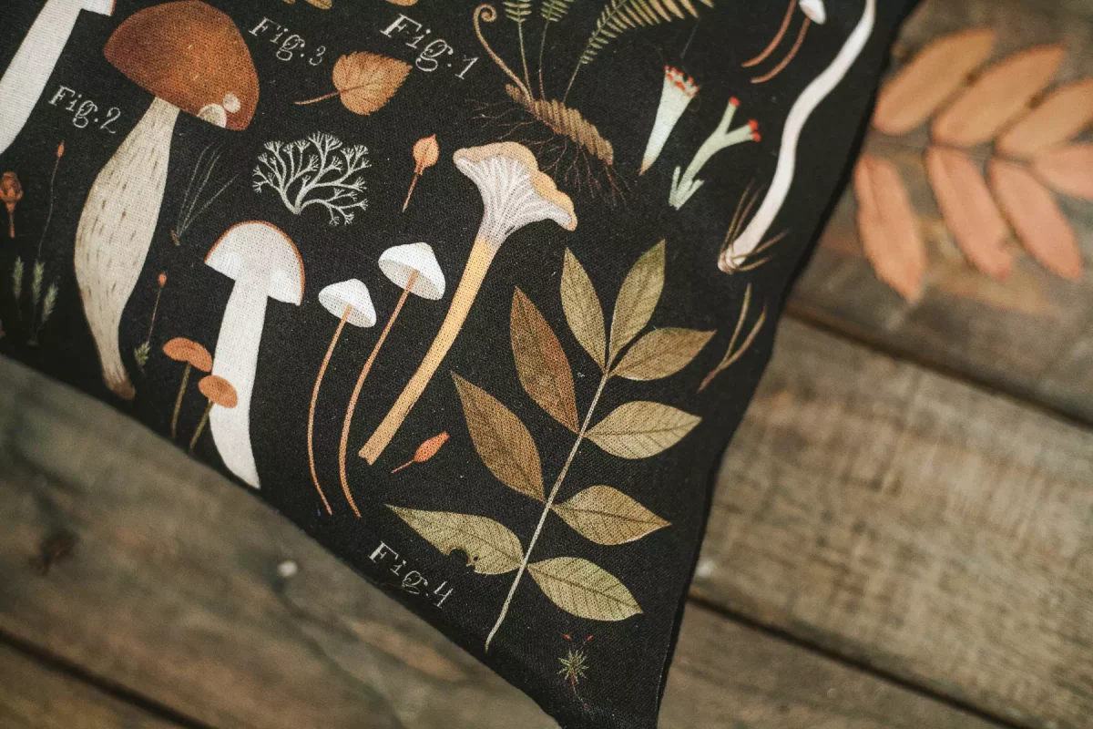 Льняной чехол для подушки «Грибы и папоротники» • Сувенир от Fungiline — изображение 4