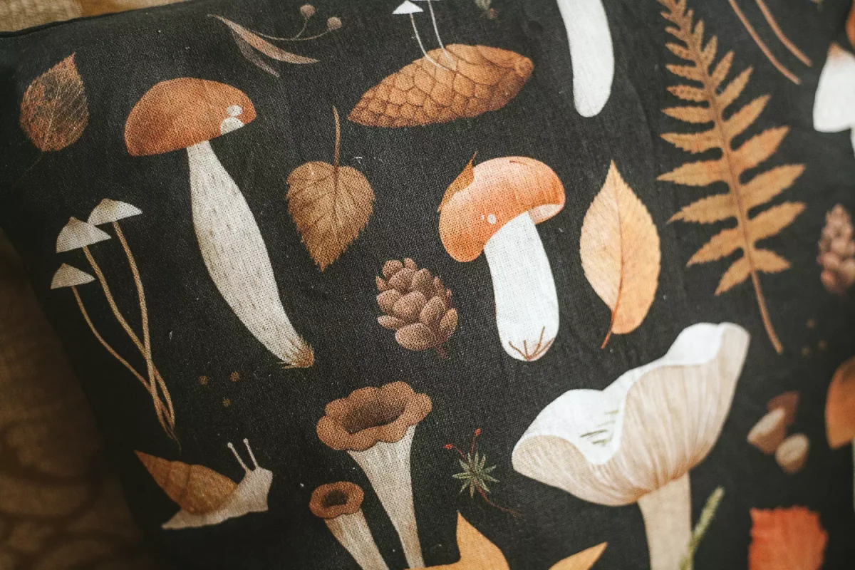 Льняной чехол для подушки «Темный осенний лес» • Сувенир от Fungiline — изображение 3