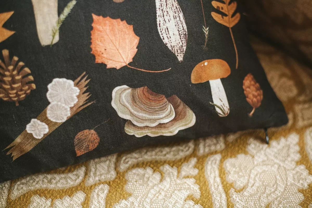 Льняной чехол для подушки «Темный осенний лес» • Сувенир от Fungiline — изображение 4